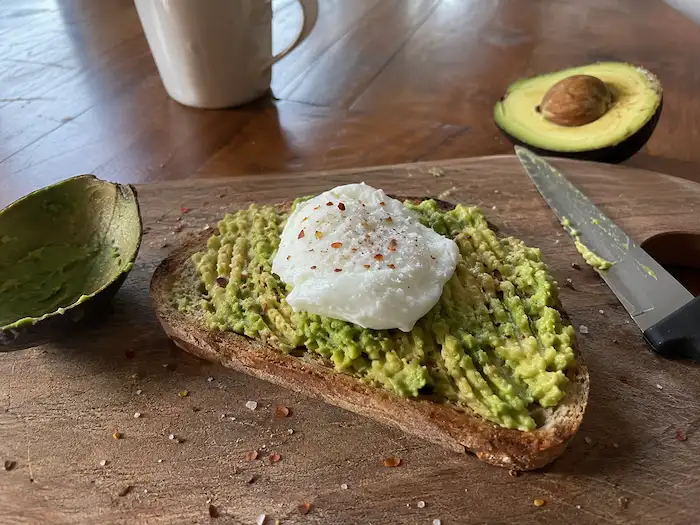 Tosta de abacate com ovo escalfado — pequeno-almoço sem pão