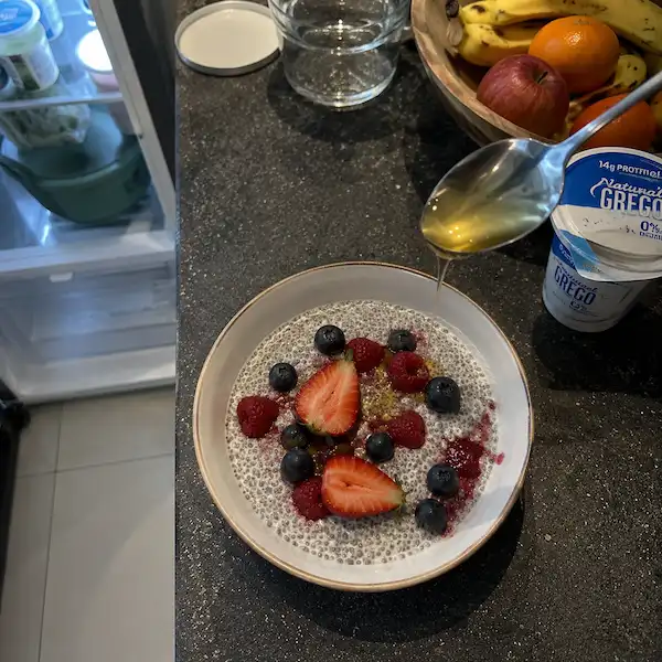 Bowl de chia com morangos, mirtilos e framboesas — pequeno-almoço sem pão