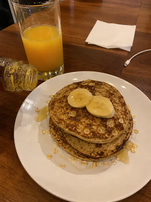 Panquecas de aveia e banana com sumo de laranja — pequeno-almoço sem pão