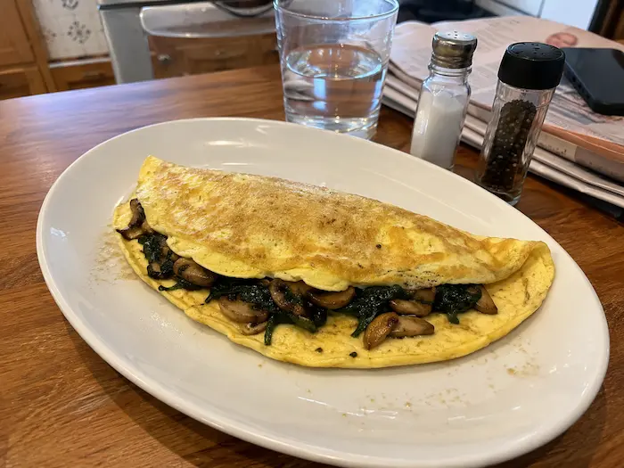 Omelete recheada de cogumelos e espinafres — pequeno-almoço sem pão