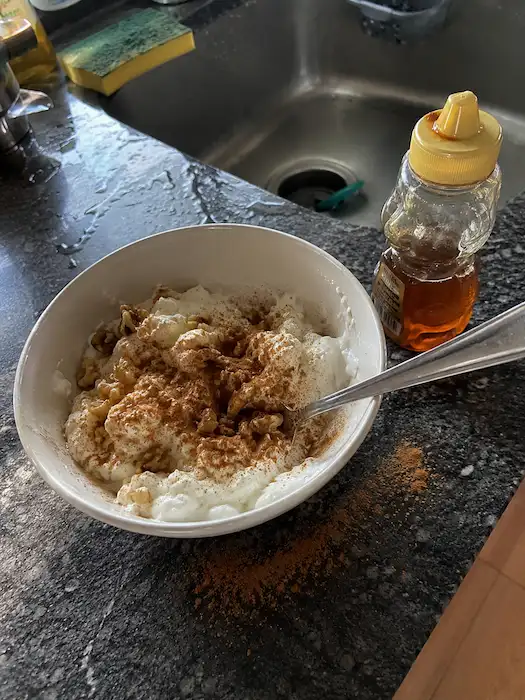 Iogurte grego com nozes, mel e canela — pequeno-almoço sem pão
