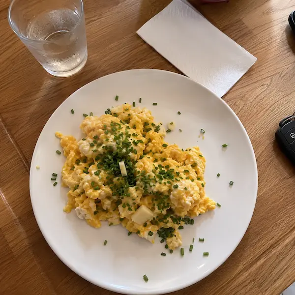 Ovos mexidos cremosos com cebolinho — pequeno-almoço sem pão